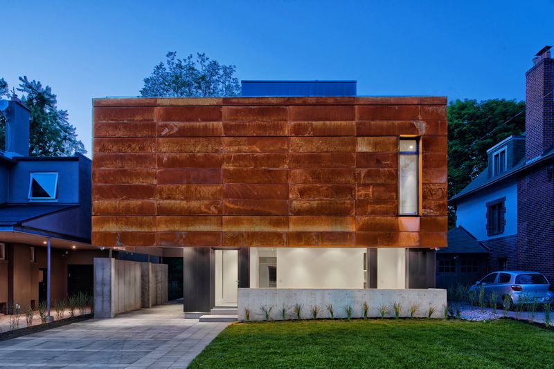 Une maison à Toronto enveloppée d’acier Corten | Design et Intérieurs