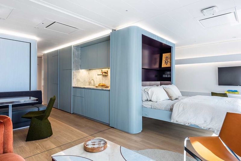Un appartement sur un yacht résidentiel qui se transforme d'une chambre en deux