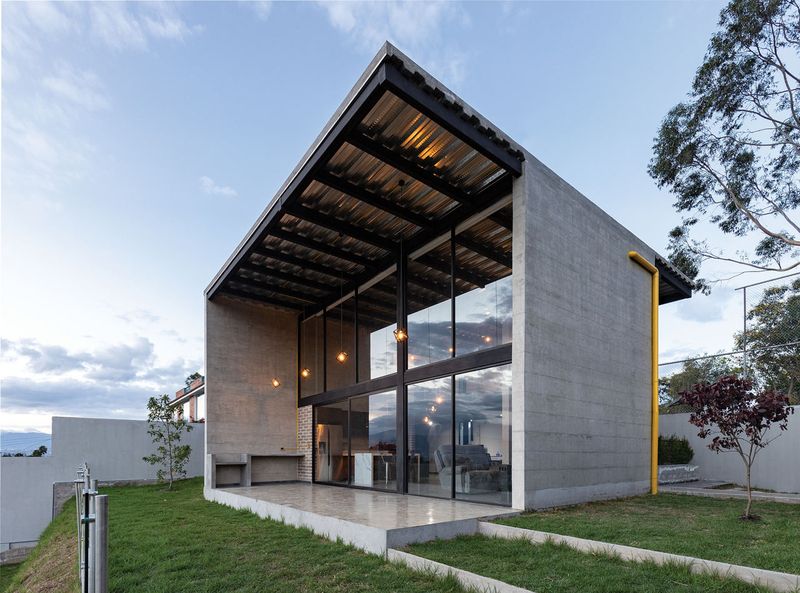 Une maison en Équateur inspirée par le béton apparent à partir duquel elle est fabriquée