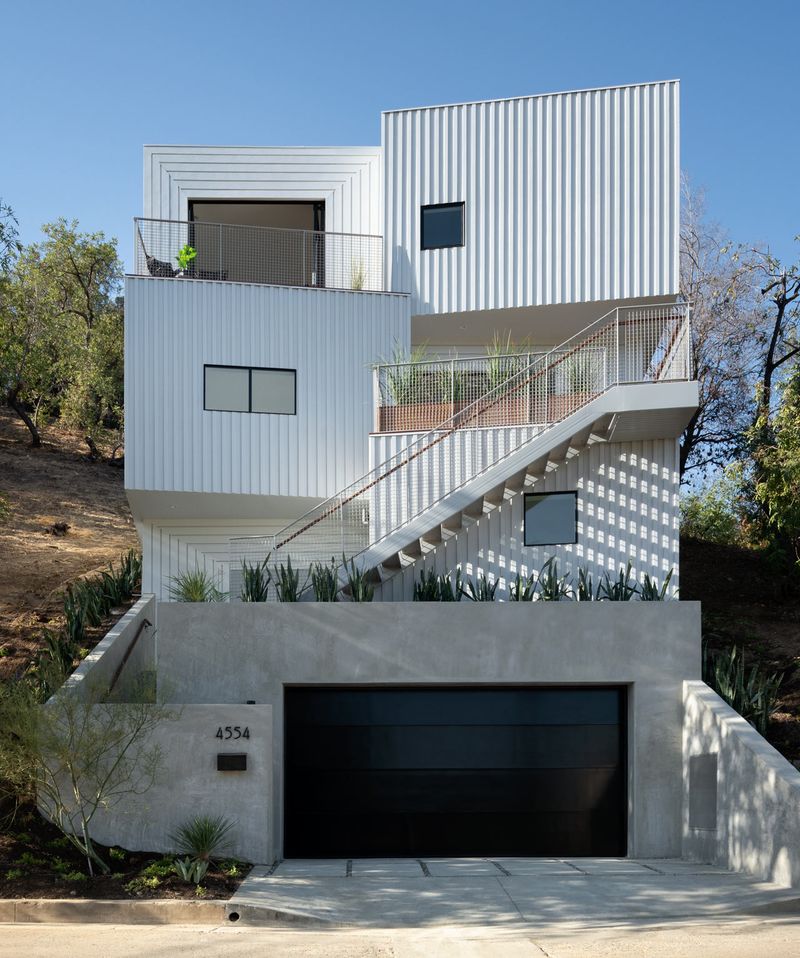 FreelandBuck conçoit une maison empilée à plusieurs niveaux construite à flanc de colline de Los Angeles