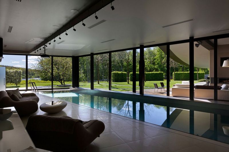 10 piscines intérieures avec des vues incroyables