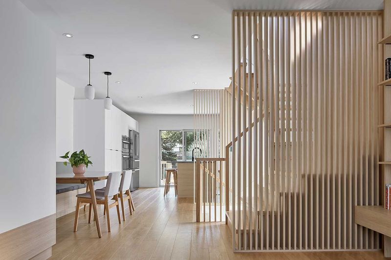 Une maison minimaliste à Toronto conçue en mettant l'accent sur les matériaux naturels