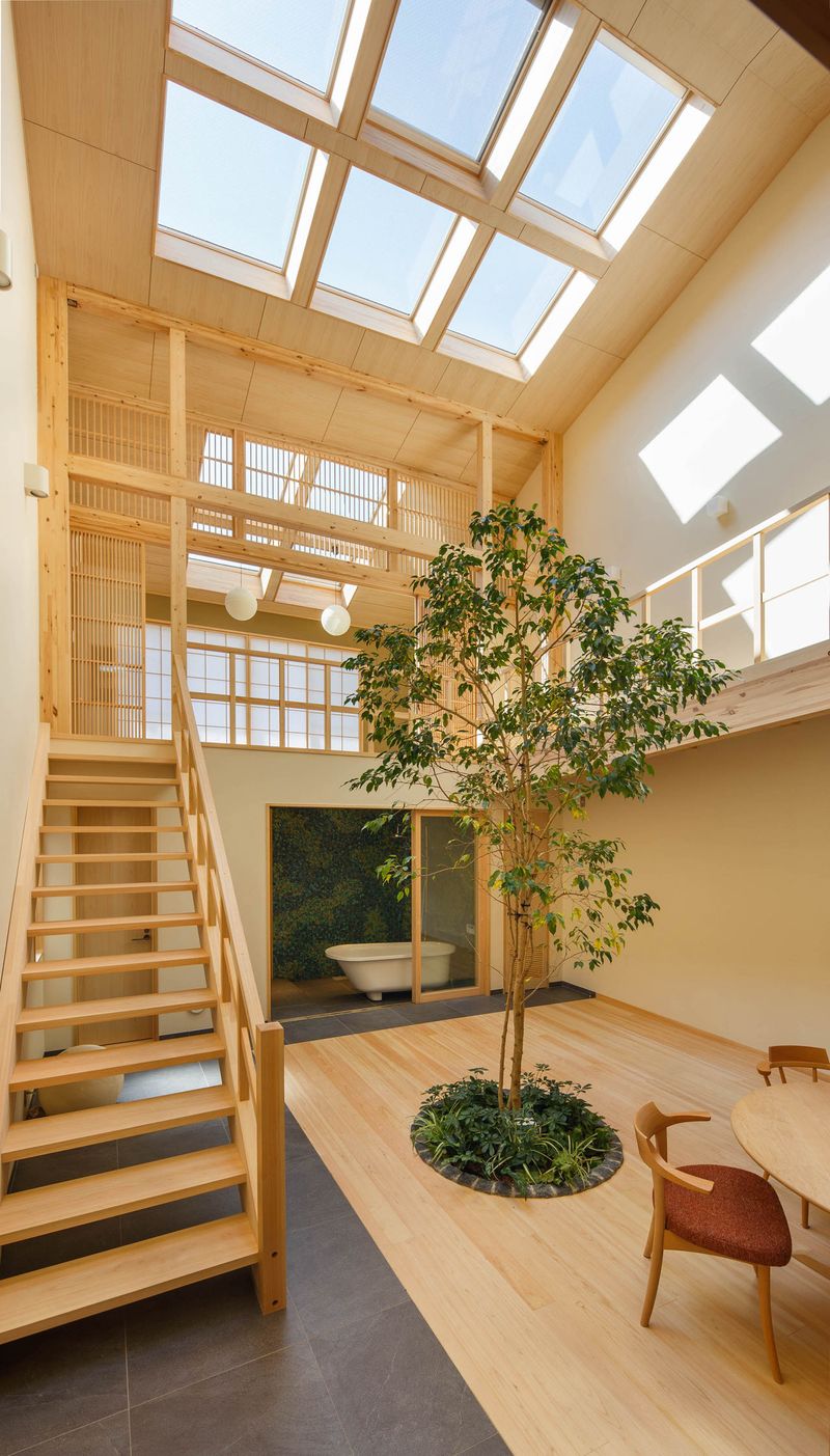 Une maison familiale à Kyoto avec un arbre au milieu