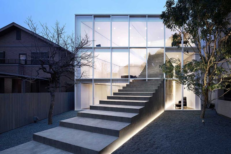 Une Maison Minimaliste à Tokyo avec un Escalier Sculptural