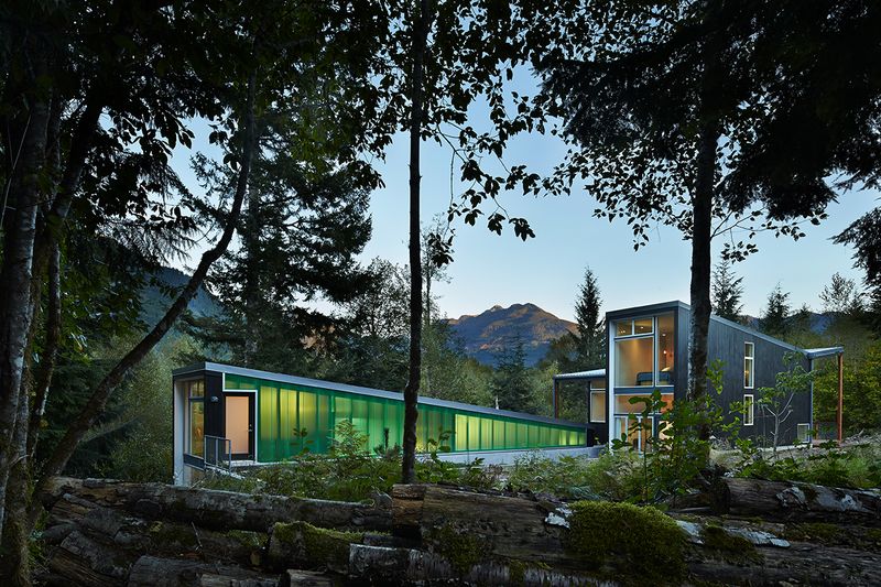 Une Cabane Moderne et Saisissante au Pied des Montagnes des Cascades