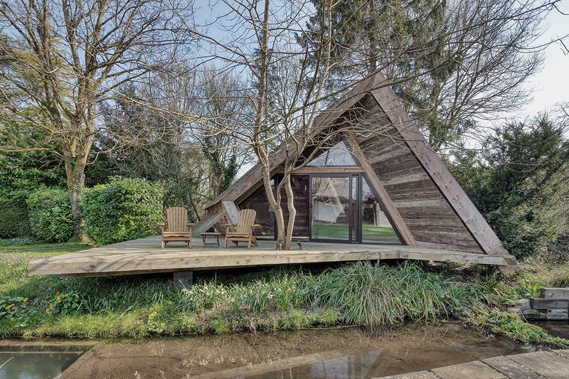 Une petite cabane en A en Angleterre, auto-construite avec des matériaux durables