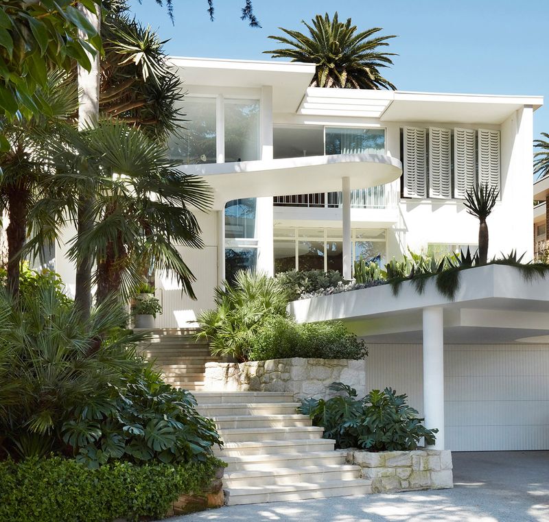 Une rénovation de maison de 1963 qui rend hommage à l'architecte Oscar Niemeyer