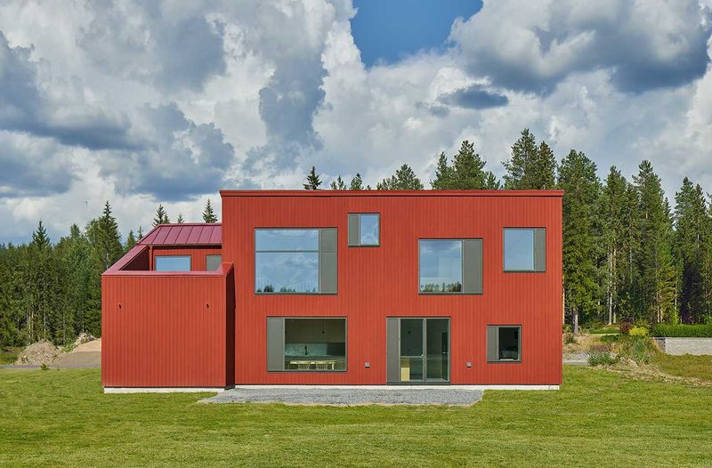Une maison rouge moderne en Suède près du cercle polaire arctique