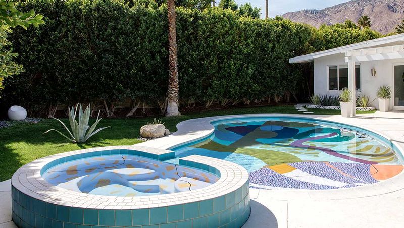 Alex Proba transforme des piscines basiques en œuvres d'art abstrait