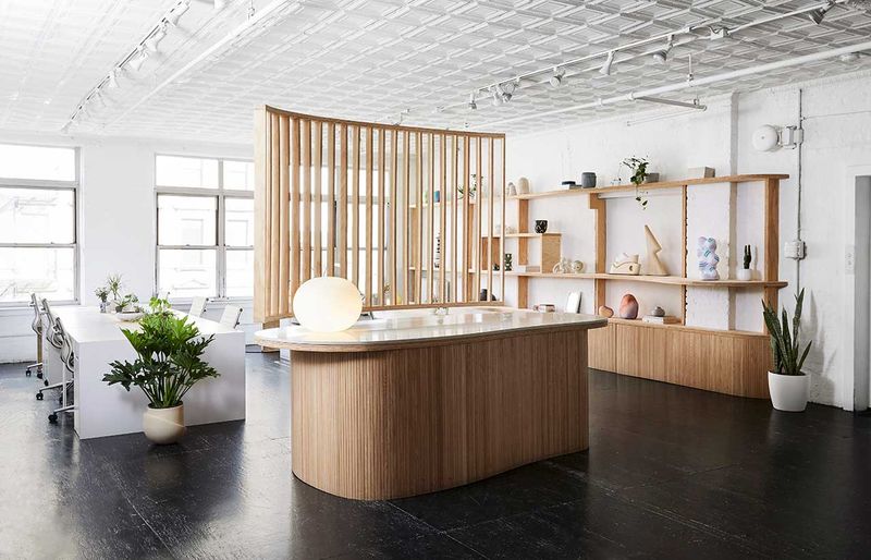 Office of Tangible Space transforme le loft en un bureau inspirant + une salle d'exposition pour Uprise Art