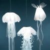 Lampes suspendues qui ressemblent à des méduses