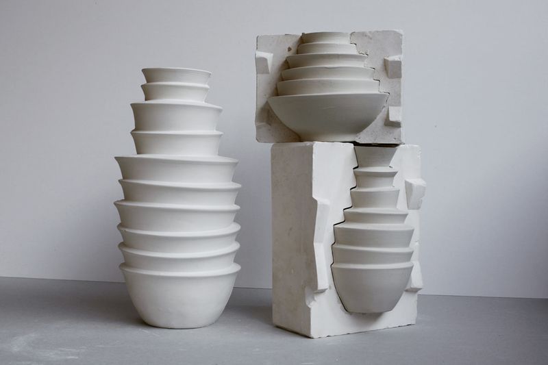 Sylvie Godel crée des vases empilés à partir de bols trouvés en Chine