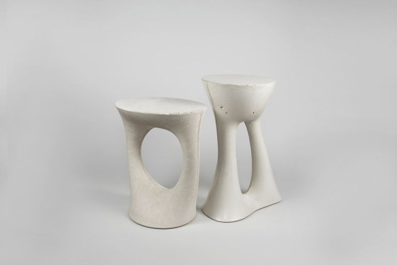 Tables d'Appoint Sculpturales en Béton de Souda - Design et Intérieurs