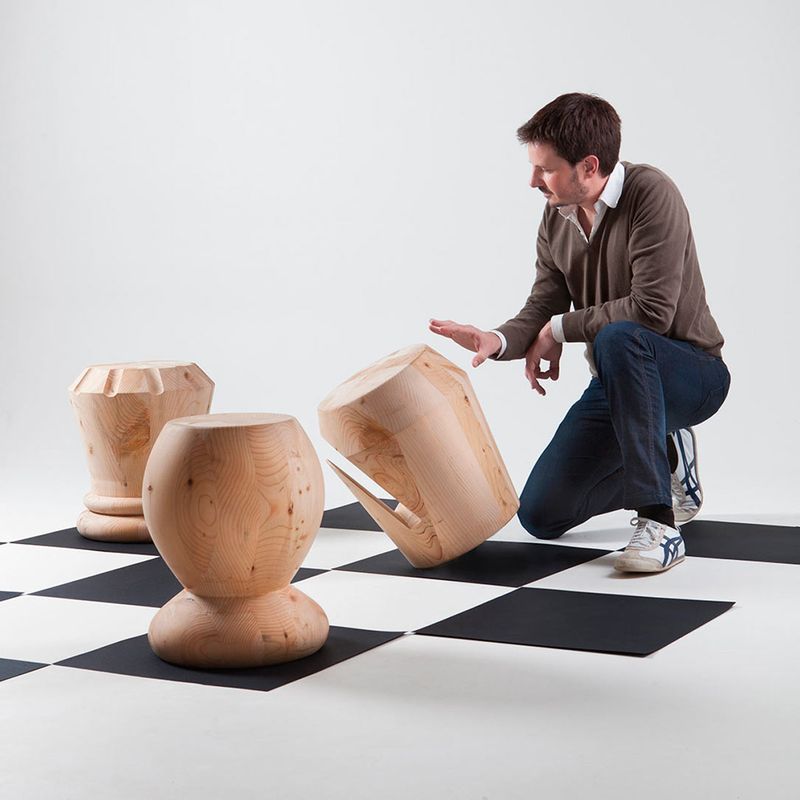 Tabourets en bois monolithiques inspirés des pièces d'échecs
