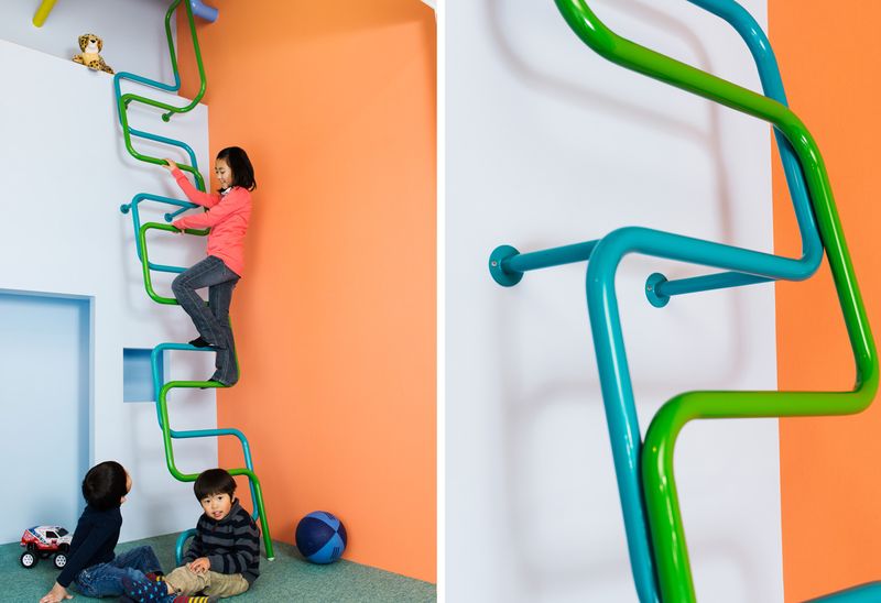 Échelles intérieures colorées et modernes pour les enfants