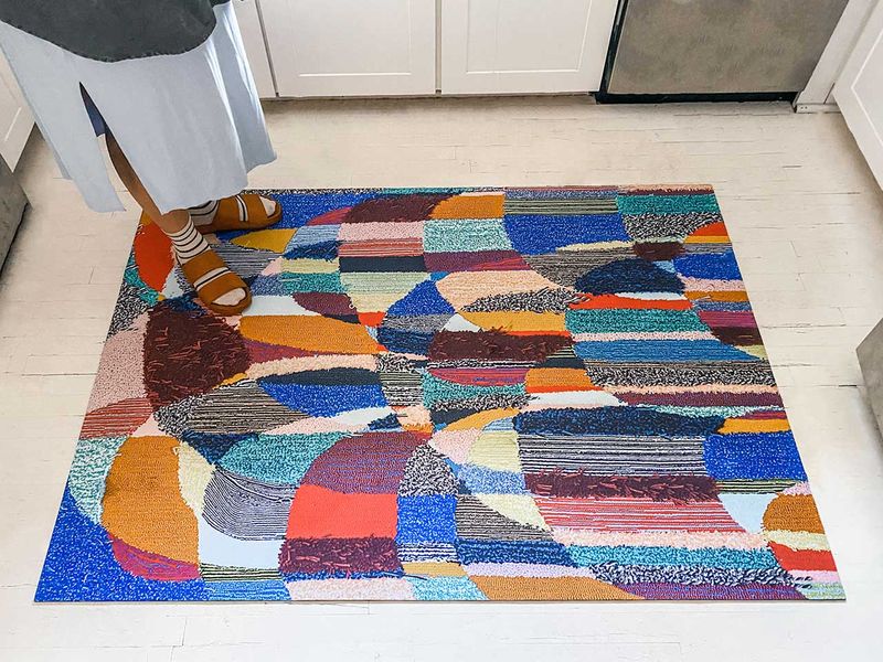 Les tapis de sol imprimés numériquement Trish Andersen sont extrêmement colorés et lavables