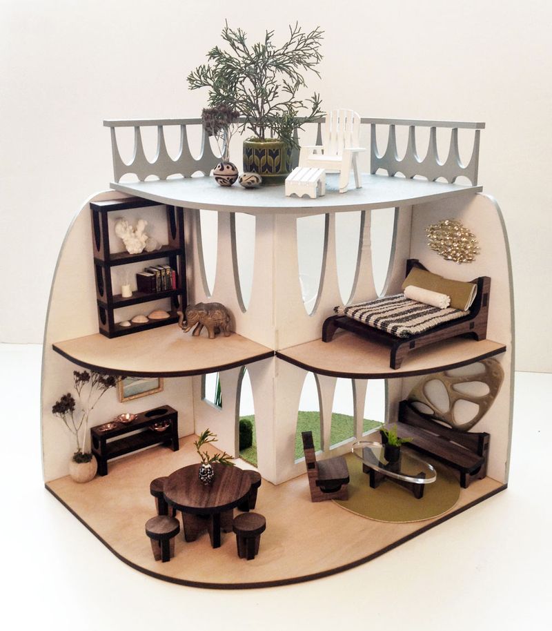 Maison de poupée moderne durable du milieu du siècle et meubles assortis
