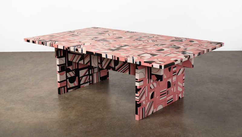 Elyse Graham étend sa gamme de meubles en résine colorée