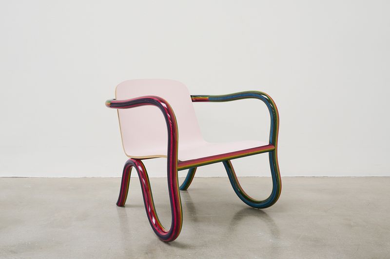 La chaise longue arc-en-ciel GLITS est une création courbée et colorée