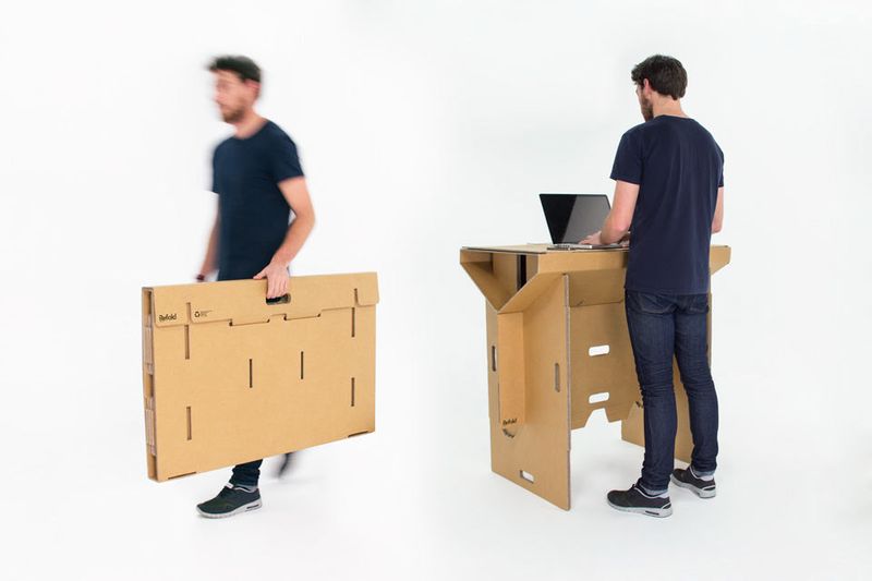 Un bureau debout en carton portable, flexible et abordable