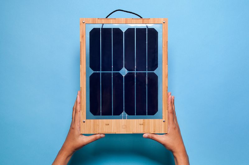 Pleins feux sur les petites entreprises: le chargeur solaire de fenêtre de Grouphug change l'énergie renouvelable