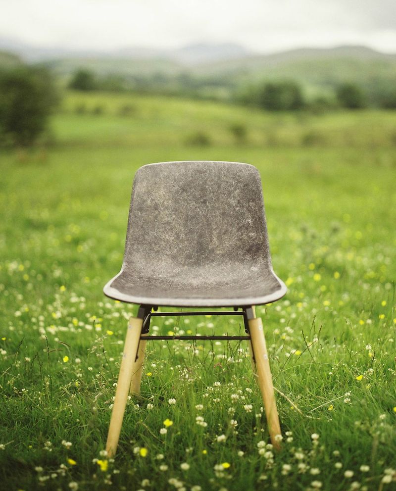 Une Chaise et Une Table Solides en Laine - Design et Intérieurs