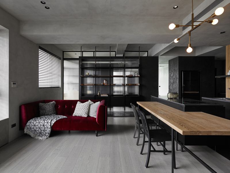 KC Design Studio conçoit un appartement Moody Black pour une personne seule