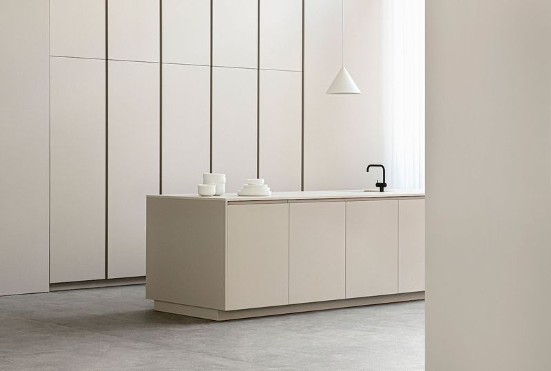 Profile transforme les armoires IKEA en une cuisine minimaliste