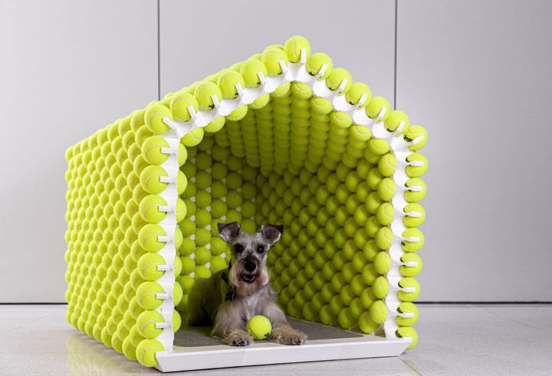 Une niche pour chien modulaire imprimée en 3D composée de plus de 1000 balles de tennis