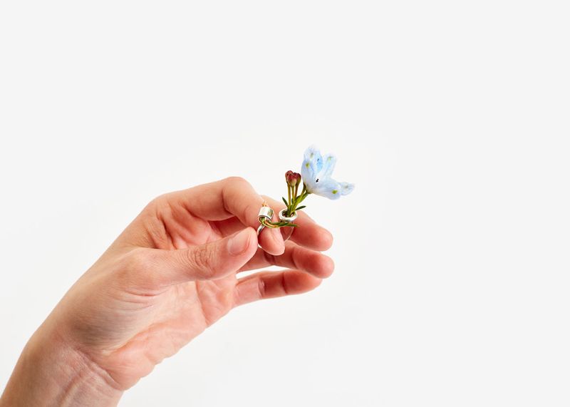 Décorez vos doigts avec un petit bouquet de fleurs