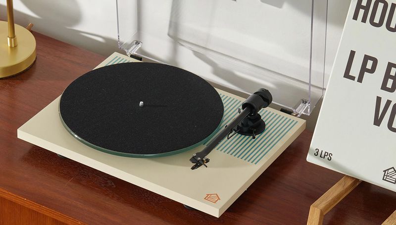 La platine vinyle Pro-Ject x Houseplant vous permettra de verrouiller votre canapé musical